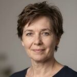 Портрет уверенного российского бизнесмена с дружелюбным взглядом на нейтральном фоне для премиального казино